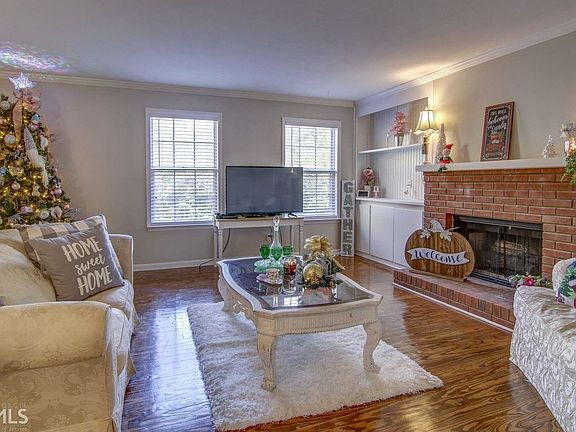 2nd image of 30 Surrey Chase Dr