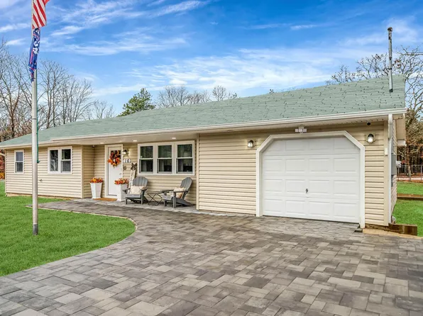 16 Pleasant View Road, Ridge, NY 11961