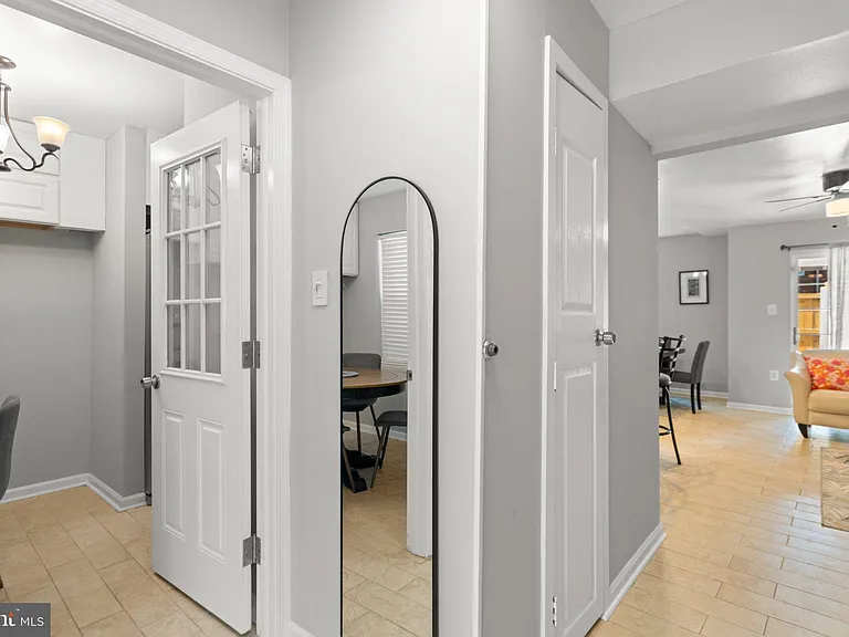 228 Stevenson Sq — Photo 34