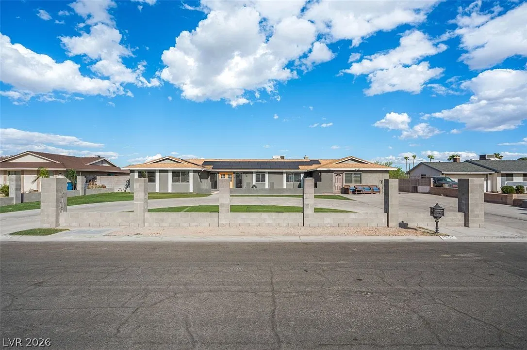 4 bed, 2.0 bath, 2572 sqft, $4,900 — Photo 2