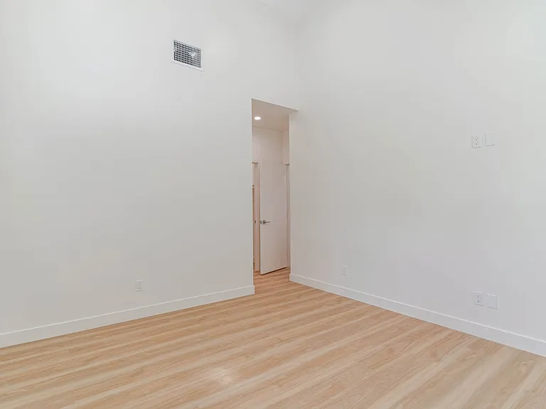 7570 Chaminade Ave — Photo 14