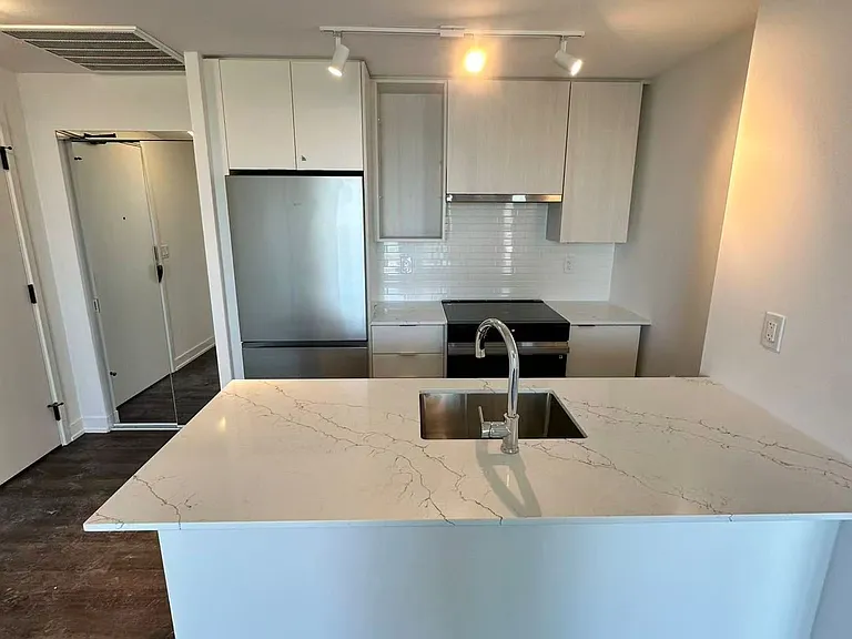 2075 Lakeshore Rd #2601 — Photo 4