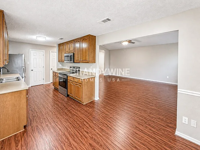 5233 Hill Ridge Dr — Photo 6