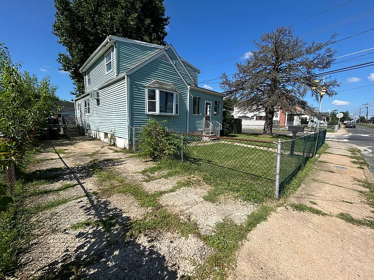 77 Wise Ave — Photo 2