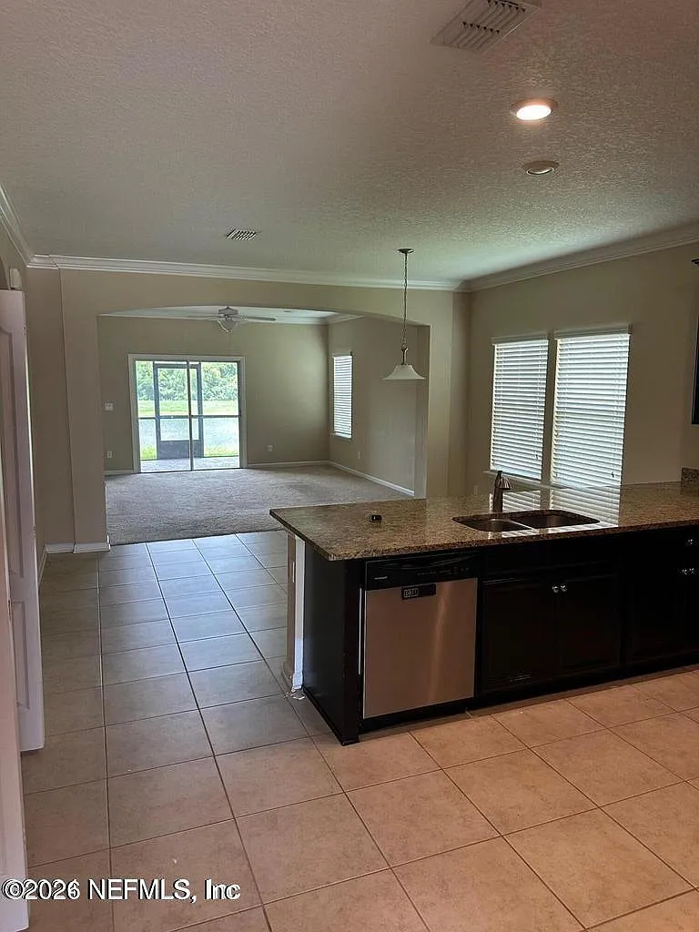 3 bed, 2.0 bath, 2064 sqft, $2,350 — Photo 4