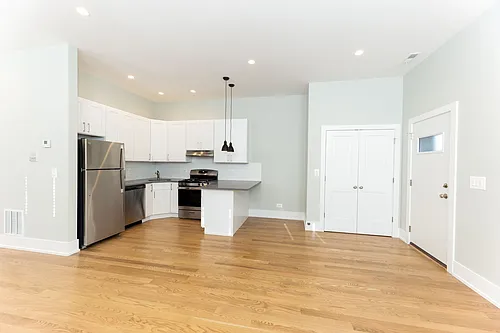 2047 N Hoyne Ave Photo 1