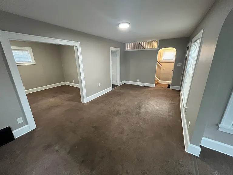 1126 Ardmore Ave SW — Photo 2