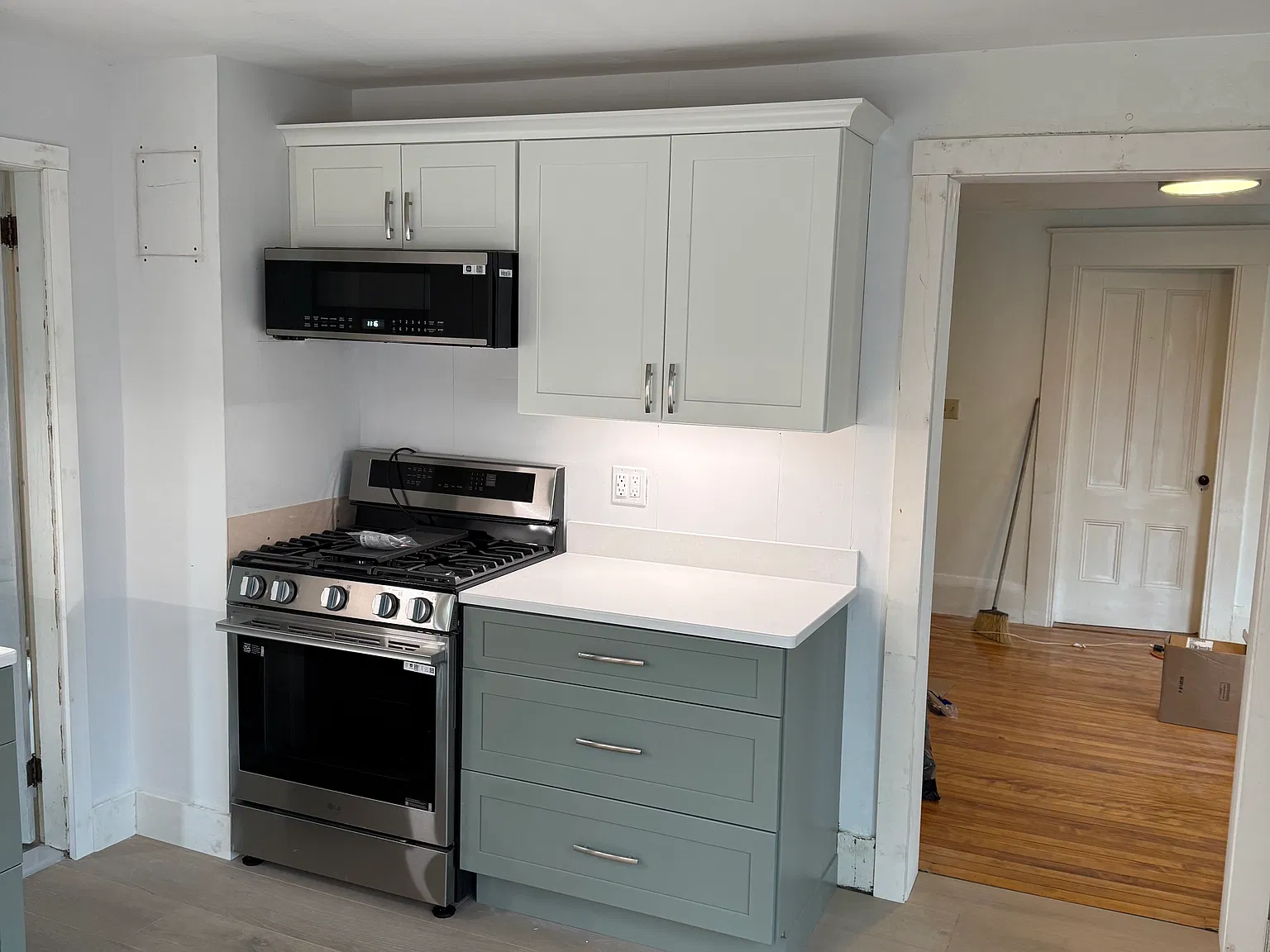2 bed, 920 sqft, $2,850 — Photo 2