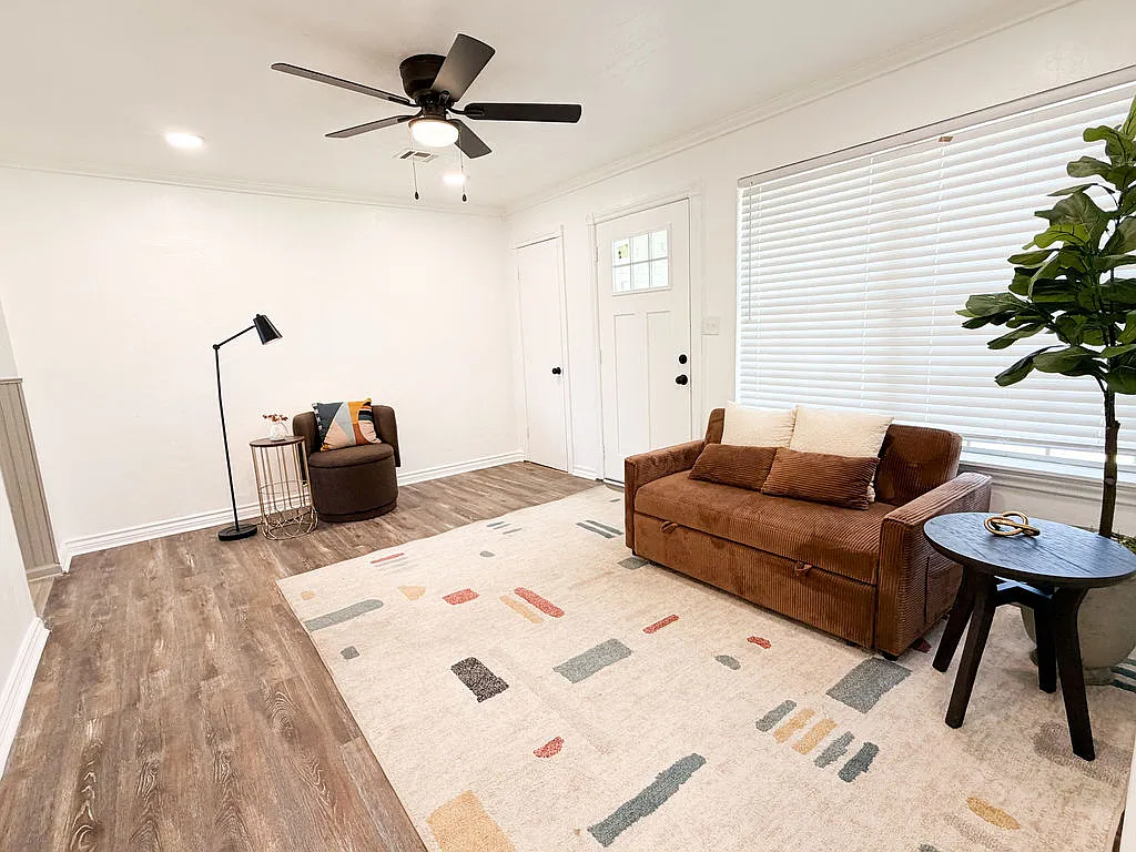 3 bed, 900 sqft, $1,100 — Photo 4