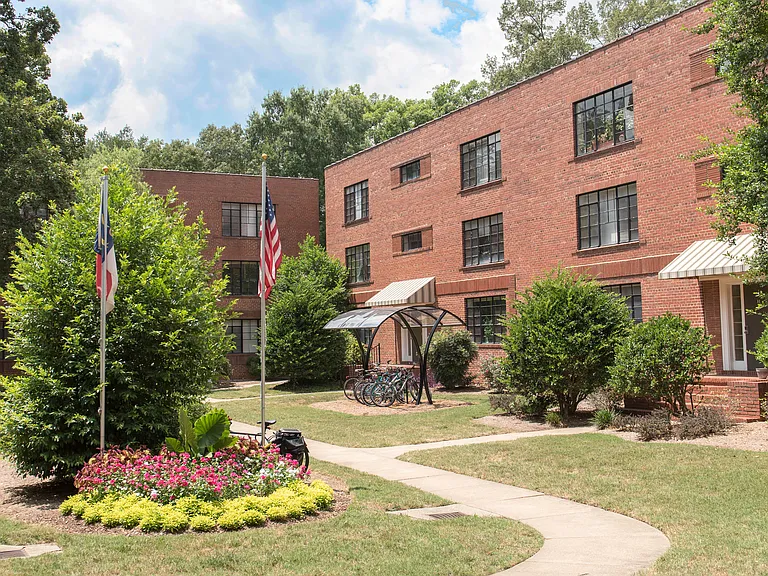 Cameron Court Apartments — Photo 42