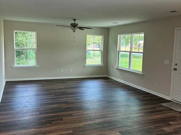 103 Continental Dr — Photo 9