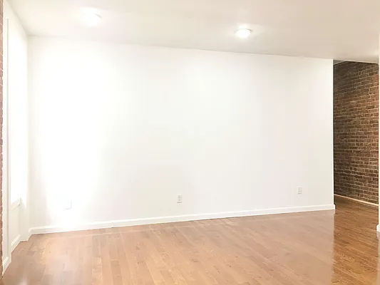 Rented by Bedford Realty USA Corp | media 2