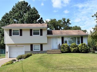 12 Spruce Rd, Burlington, NJ 08016