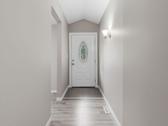 5th image of 3815 S Queens Court