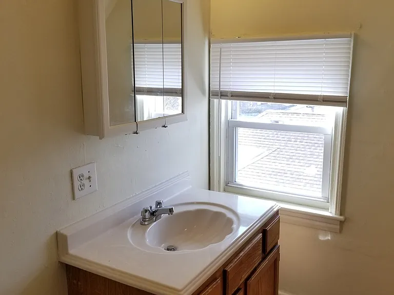  153 Woodbine St 1stFlr 2Bed NEWFlooring NEWPaint NOPets Storage Prkg — Photo 9
