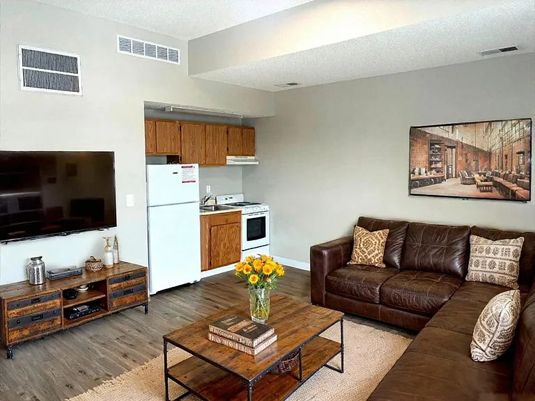 Vibrant City Living at Tower Lofts, Sidney — Photo 25