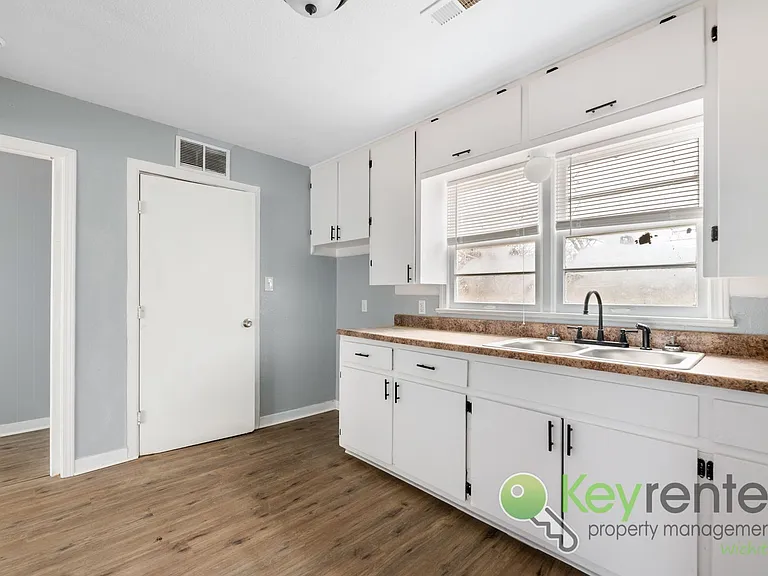 1338 N Volutsia Ave — Photo 9
