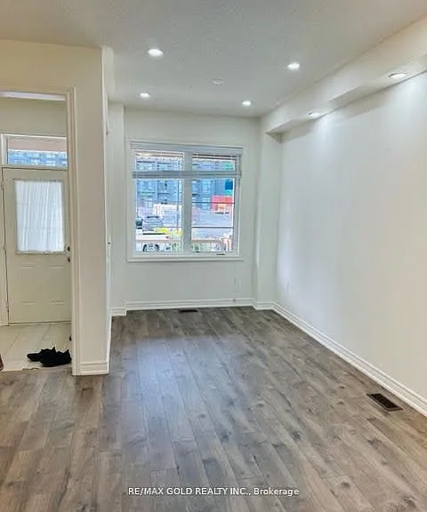35 Riverwalk Dr — Photo 8