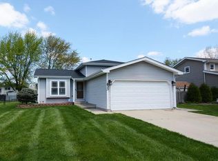 833 River Dr, Carol Stream, IL 60188