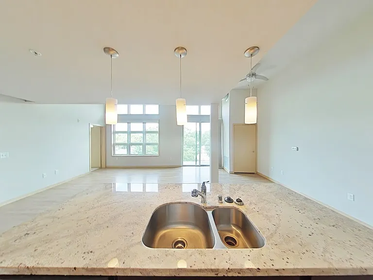 902 Drake St — Photo 120