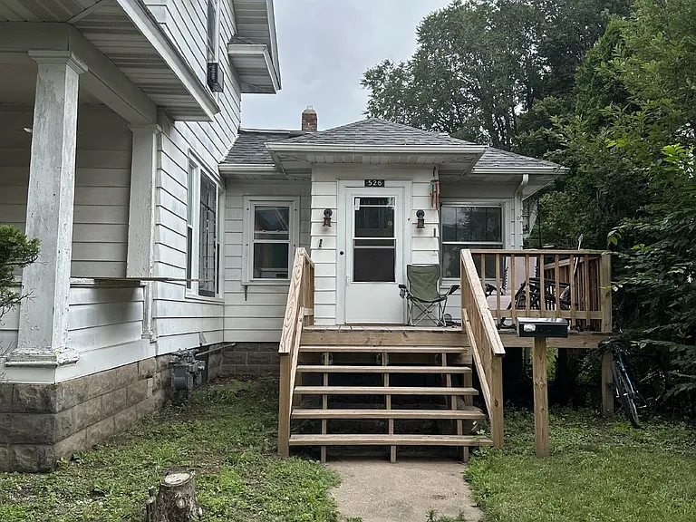 526 W Grand Ave — Photo 2
