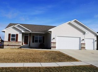 207 N Hill Crest Cir, Center Point, IA 52213