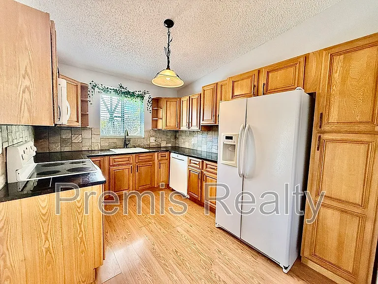 747 Brook St — Photo 8