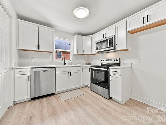 5th image of 436 N Green St