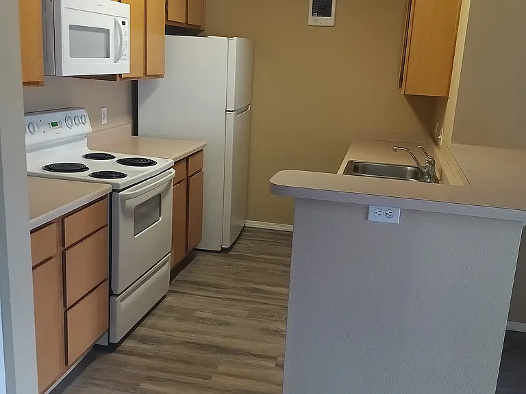 Creekside Apartments — Photo 15
