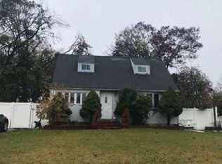 13 Hickory St, Central Islip, NY 11722