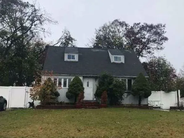 13 Hickory St, Central Islip, NY 11722
