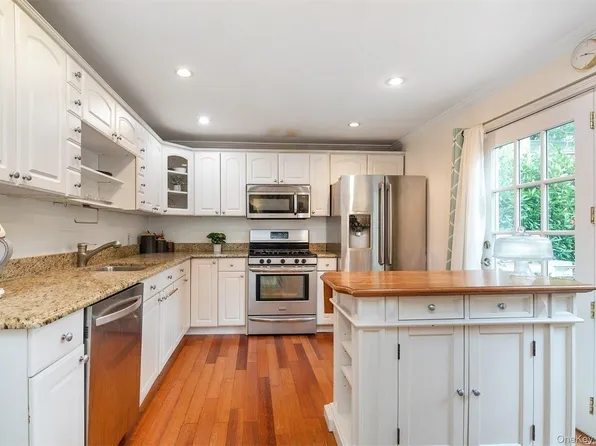 1 Motts Ln, Glenwood Landing, NY 11547