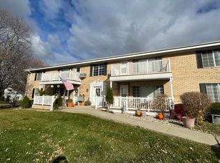 142 Heidel Rd APT 3, Mequon, WI 53092