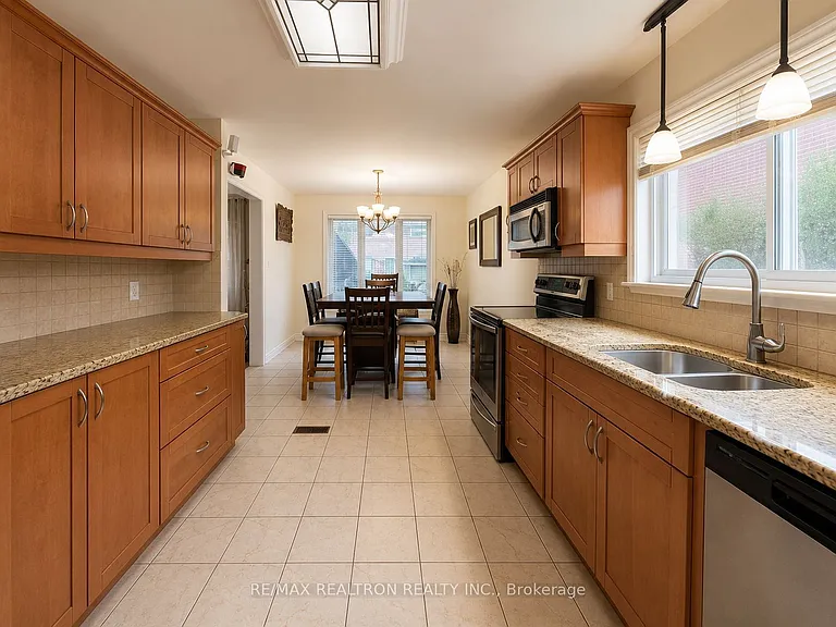 7 Fontainbleau Dr #B — Photo 7