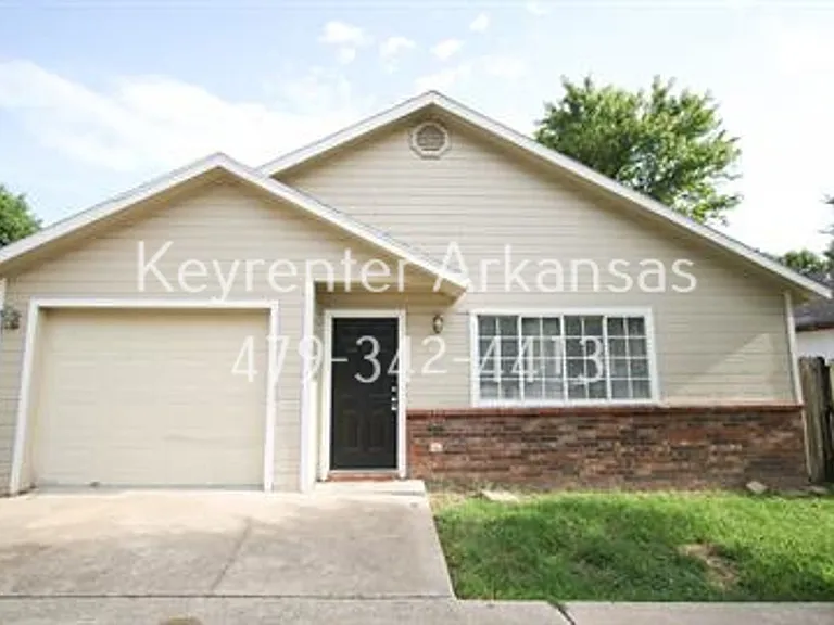 736 W Poplar St — Photo 1