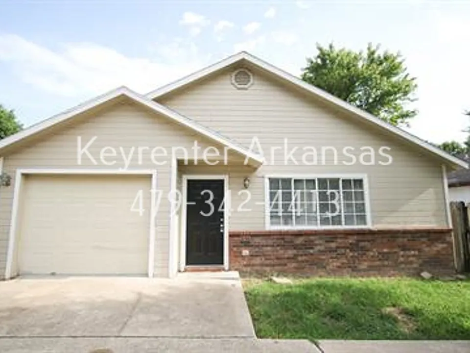 736 W Poplar St