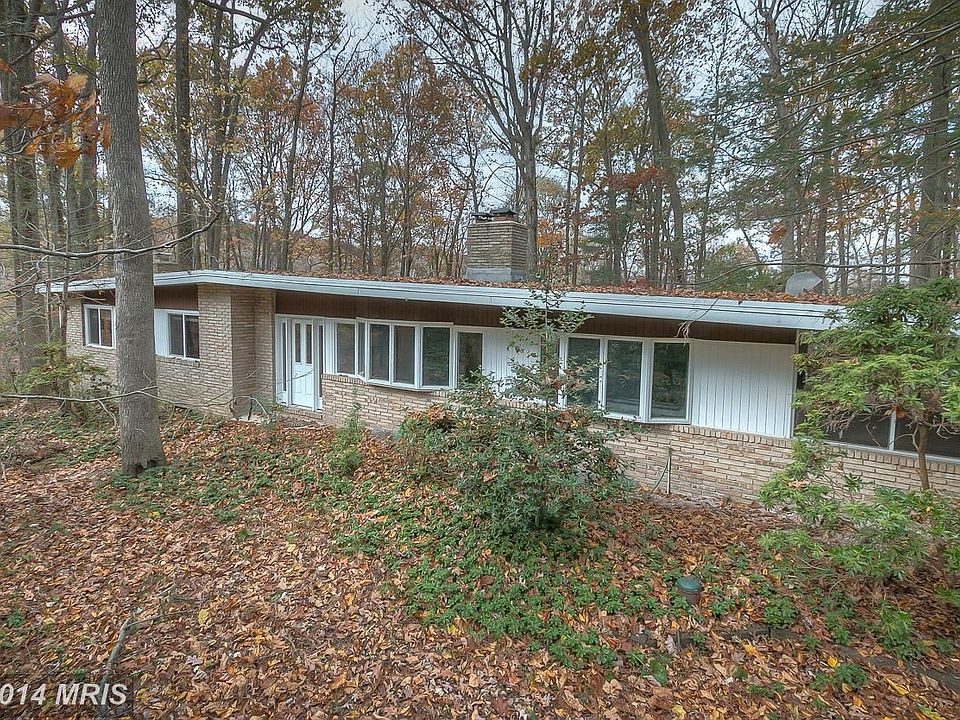 Rancher on wooded lot