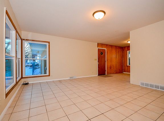 3rd image of 305 E Illinois Ave