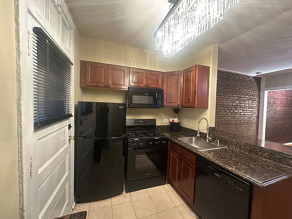 3rd image of 726 W Cornelia Ave APT 1R