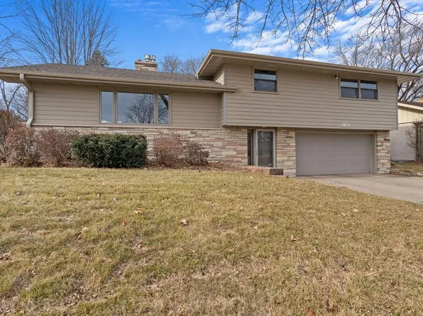 1114 Pike Lake Dr, New Brighton, MN 55112