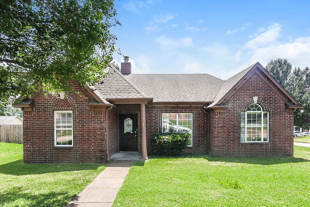 3 bed, 2.0 bath, 1166 sqft, $1,455 — Photo 1