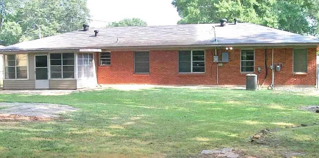 3 bed, 1298 sqft, $1,645 — Photo 2