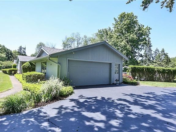 3rd image of 14 Esternay Ln