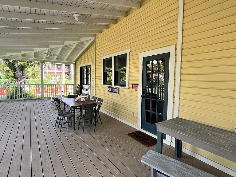 523 W Oak St — Photo 32