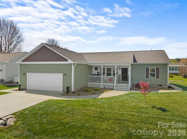 432 Sassafras Dr, Hendersonville, NC 28739