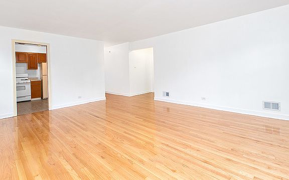 4th image of 2119 W Granville Ave