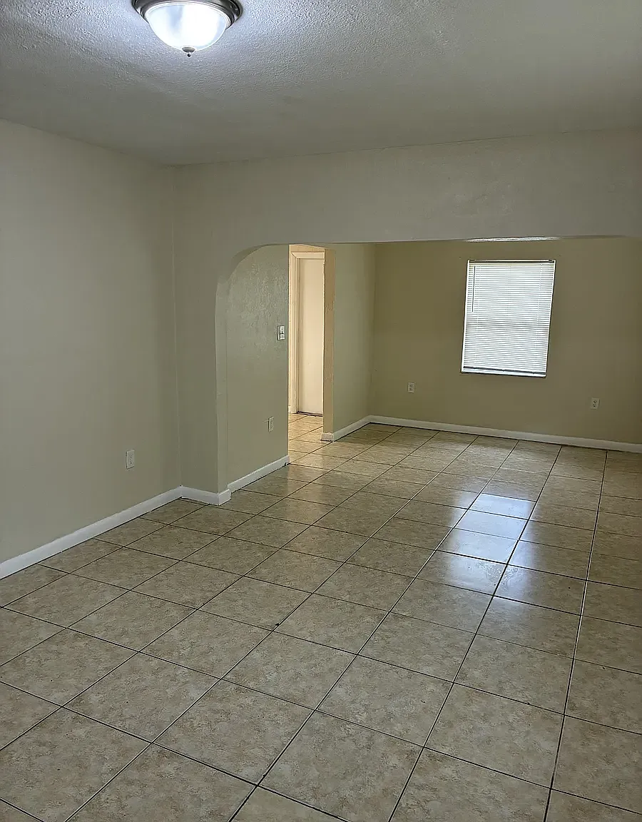 3 bed, 1000 sqft, $2,495 — Photo 2