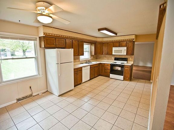 4th image of 60295 Surrey Ln