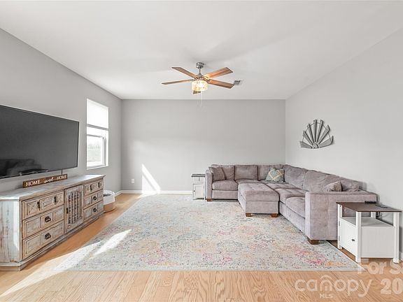 5th image of 460 Caleb St