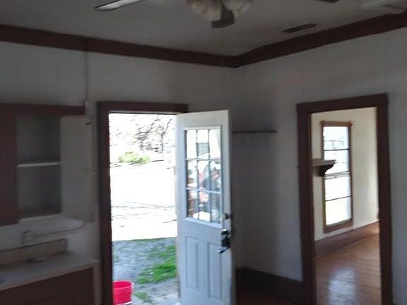 4th image of 321 W Shirley St